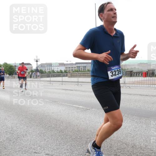 29.06.2025 - hella hamburg halbmarathon Lena Gebhardt http://msf.ph/oto/8462585 29.06.2025 10:32:04 Lombardsbrücke 5601, 3239, 1235, 1311, 1373, 1844, 1879, 1987, 2349, 2384, 2672, 2831, 2832, 2943, 3022, 3221, 3239, 3358, 3396, 3397, 3424, 3571, 3681, 3707, 3751, 3752, 3778, 3822, 4314, 4365, 4605, 4877, 4924, 5156, 5496, 5601, 5658, 5743, 5965, 6160, 6218, 6252, 6640, 6718, 6727, 7135, 7239, 7295, 7334, 7344, 7535, 7570, 7695, 7789, 7816, 7898, 8124, 8175, 8304, 8538, 8620, 8787, 8806, 8914, 9078, 9104, 9125, 9206, 9478, 9812, 9883 meine-sportfotos.de