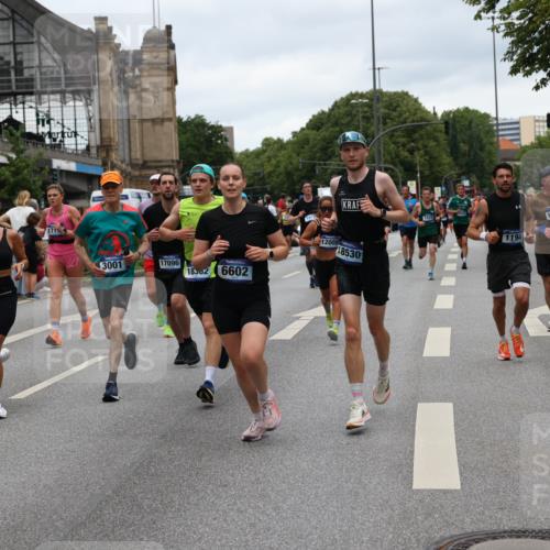29.06.2025 - hella hamburg halbmarathon Yannick Fuchs http://msf.ph/oto/8462614 29.06.2025 10:56:53 20KM 1114, 1126, 1194, 1212, 1420, 1427, 1531, 1674, 1851, 1881, 2447, 2582, 2683, 2911, 3001, 3182, 3248, 3625, 3740, 4389, 4511, 4538, 5653, 5708, 5763, 6311, 6602, 6966, 7453, 8068, 8176, 8721, 8730, 9306, 9554, 11310, 12004, 12008, 12286, 12571, 12836, 12978, 13739, 13874, 13939, 14348, 14677, 14917, 16420, 16540, 17045, 17096, 17119, 17142, 17818, 18382, 18530, 18999, 19241 meine-sportfotos.de