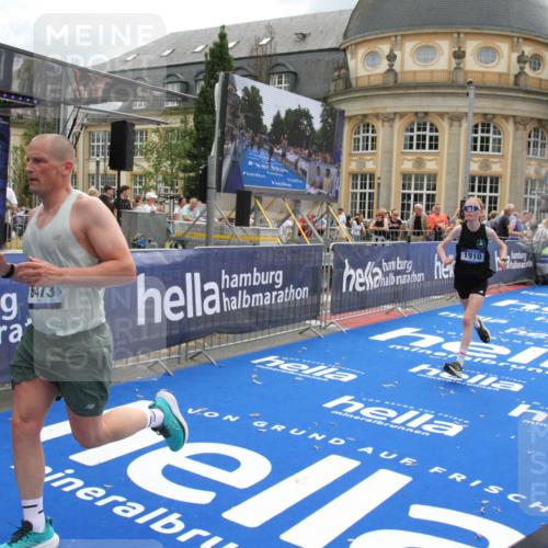29.06.2025 - hella hamburg halbmarathon Michael Strokosch http://msf.ph/oto/8462688 29.06.2025 10:33:15 Ziel 1910, 6473, 9047, 14167, 14276, 17175, 18455 meine-sportfotos.de
