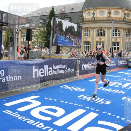 29.06.2025 - hella hamburg halbmarathon Michael Strokosch http://msf.ph/oto/8462722 29.06.2025 10:33:15 Ziel 1910, 6473, 9047, 14167, 14276, 17175, 18455 meine-sportfotos.de