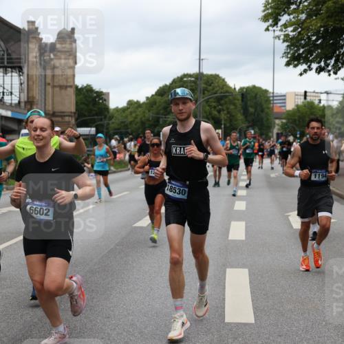 29.06.2025 - hella hamburg halbmarathon Yannick Fuchs http://msf.ph/oto/8462763 29.06.2025 10:56:53 20KM 1114, 1126, 1194, 1212, 1420, 1427, 1531, 1674, 1851, 1881, 2447, 2582, 2683, 2911, 3001, 3182, 3248, 3625, 3740, 4389, 4511, 4538, 5653, 5708, 5763, 6311, 6602, 6966, 7453, 8068, 8176, 8721, 8730, 9306, 9554, 11310, 12004, 12008, 12286, 12571, 12836, 12978, 13739, 13874, 13939, 14348, 14677, 14917, 16420, 16540, 17045, 17096, 17119, 17142, 17818, 18382, 18530, 18999, 19241 meine-sportfotos.de