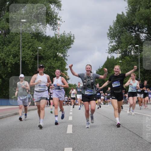 29.06.2025 - hella hamburg halbmarathon Luisa Fischer http://msf.ph/oto/8462830 29.06.2025 10:39:56 Kennedybrücke 7086, 15805, 16228, 1943, 17349, 16304, 15972, 15876, 5789, 7773, 6359, 1008, 1010, 1948, 2811, 3895, 5789, 5809, 6184, 6359, 7632, 7773, 8936, 9806, 10123, 10487 meine-sportfotos.de