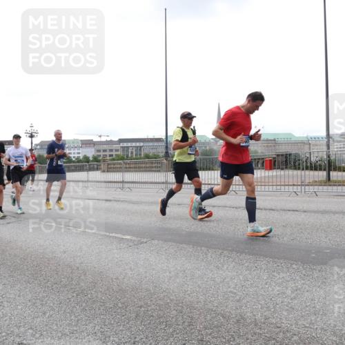 29.06.2025 - hella hamburg halbmarathon Lena Gebhardt http://msf.ph/oto/8462855 29.06.2025 10:32:07 Lombardsbrücke 7344, 10, 18838, 18838, 18931, 18283, 1235, 1311, 1373, 1879, 1987, 2349, 2384, 2672, 2831, 2832, 2943, 3022, 3221, 3239, 3358, 3365, 3396, 3397, 3424, 3571, 3681, 3707, 3751, 3752, 3778, 3822, 4314, 4365, 4605, 4857, 4877, 4924, 5156, 5496, 5601, 5658, 5743, 5965, 6160, 6218, 6252, 6718, 6727, 7135, 7239, 7295, 7334, 7344, 7535, 7570, 7695, 7789, 7816, 7898, 8124, 8127, 8175, 8304, 8538, 8620, 8787, 8806, 8914, 8993, 9078, 9104, 9125, 9206, 9478, 9812, 9883 meine-sportfotos.de