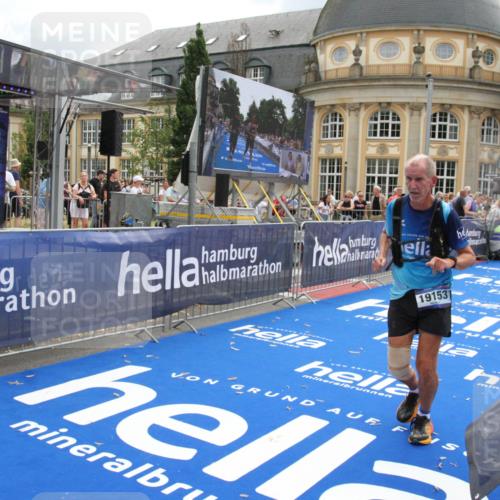 29.06.2025 - hella hamburg halbmarathon Michael Strokosch http://msf.ph/oto/8462875 29.06.2025 10:33:17 Ziel 1910, 1959, 6473, 7723, 9047, 14167, 17175, 18455 meine-sportfotos.de