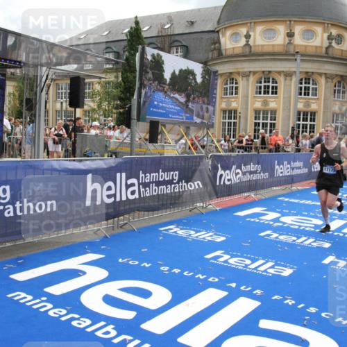 29.06.2025 - hella hamburg halbmarathon Michael Strokosch http://msf.ph/oto/8462958 29.06.2025 10:33:19 Ziel 1959, 4679, 7723, 9047, 14167, 16881, 17175, 18455 meine-sportfotos.de