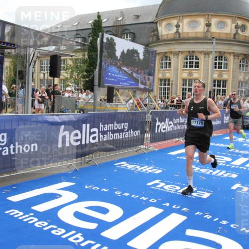 29.06.2025 - hella hamburg halbmarathon Michael Strokosch http://msf.ph/oto/8463013 29.06.2025 10:33:20 Ziel 1959, 4679, 7723, 9047, 14167, 16881, 17175, 18455 meine-sportfotos.de