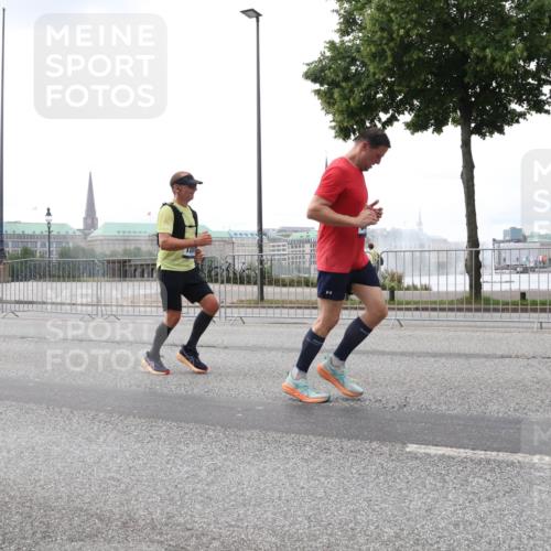 29.06.2025 - hella hamburg halbmarathon Lena Gebhardt http://msf.ph/oto/8463020 29.06.2025 10:32:07 Lombardsbrücke 7695, 1235, 1311, 1373, 1879, 1987, 2349, 2384, 2672, 2831, 2832, 2943, 3022, 3221, 3239, 3358, 3365, 3396, 3397, 3424, 3571, 3681, 3707, 3751, 3752, 3778, 3822, 4314, 4365, 4605, 4857, 4877, 4924, 5156, 5496, 5601, 5658, 5743, 5965, 6160, 6218, 6252, 6718, 6727, 7135, 7239, 7295, 7334, 7344, 7535, 7570, 7695, 7789, 7816, 7898, 8124, 8127, 8175, 8304, 8538, 8620, 8787, 8806, 8914, 8993, 9078, 9104, 9125, 9206, 9478, 9812, 9883 meine-sportfotos.de