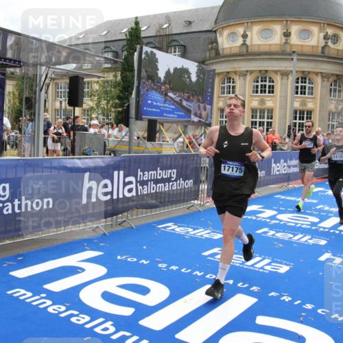 29.06.2025 - hella hamburg halbmarathon Michael Strokosch http://msf.ph/oto/8463028 29.06.2025 10:33:20 Ziel 1959, 4679, 7723, 9047, 14167, 16881, 17175, 18455 meine-sportfotos.de