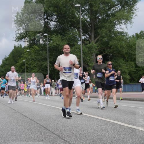 29.06.2025 - hella hamburg halbmarathon Luisa Fischer http://msf.ph/oto/8463043 29.06.2025 10:40:06 Kennedybrücke 18482, 41843, 9918, 13265, 106, 13266, 3428, 1253, 1948, 2072, 2811, 3398, 3428, 5786, 5789, 7773, 8257, 8258, 8936, 8937, 9918, 10862 meine-sportfotos.de