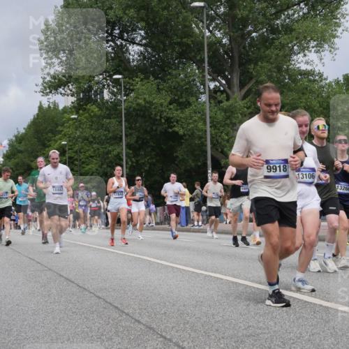 29.06.2025 - hella hamburg halbmarathon Luisa Fischer http://msf.ph/oto/8463064 29.06.2025 10:40:07 Kennedybrücke 257, 12463, 12, 18482, 11843, 13903, 13902, 125, 1086, 9918, 13106, 13266, 1253, 1948, 2072, 2811, 3398, 3428, 5786, 7773, 8257, 8258, 8936, 8937, 9918, 10862 meine-sportfotos.de