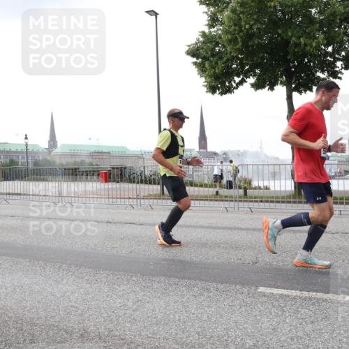 29.06.2025 - hella hamburg halbmarathon Lena Gebhardt http://msf.ph/oto/8463089 29.06.2025 10:32:08 Lombardsbrücke 76, 1235, 1311, 1373, 1879, 1987, 2349, 2384, 2672, 2831, 2832, 2943, 3022, 3221, 3239, 3358, 3365, 3396, 3397, 3424, 3571, 3681, 3707, 3751, 3752, 3778, 3822, 4314, 4365, 4605, 4857, 4877, 4924, 5156, 5496, 5601, 5658, 5743, 6160, 6218, 6252, 6718, 6727, 7135, 7239, 7295, 7334, 7344, 7535, 7570, 7695, 7789, 7816, 7898, 8124, 8127, 8175, 8304, 8538, 8620, 8787, 8806, 8914, 8993, 9078, 9104, 9125, 9206, 9478 meine-sportfotos.de