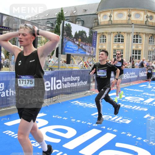 29.06.2025 - hella hamburg halbmarathon Michael Strokosch http://msf.ph/oto/8463094 29.06.2025 10:33:21 Ziel 1959, 4679, 7723, 9047, 14167, 16881, 17175, 18455 meine-sportfotos.de
