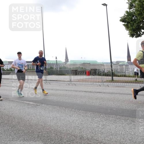 29.06.2025 - hella hamburg halbmarathon Lena Gebhardt http://msf.ph/oto/8463152 29.06.2025 10:32:08 Lombardsbrücke 16200, 18283, 18838, 18931, 1235, 1311, 1373, 1879, 1987, 2349, 2384, 2672, 2831, 2832, 2943, 3022, 3221, 3239, 3358, 3365, 3396, 3397, 3424, 3571, 3681, 3707, 3751, 3752, 3778, 3822, 4314, 4365, 4605, 4857, 4877, 4924, 5156, 5496, 5601, 5658, 5743, 6160, 6218, 6252, 6718, 6727, 7135, 7239, 7295, 7334, 7344, 7535, 7570, 7695, 7789, 7816, 7898, 8124, 8127, 8175, 8304, 8538, 8620, 8787, 8806, 8914, 8993, 9078, 9104, 9125, 9206, 9478 meine-sportfotos.de