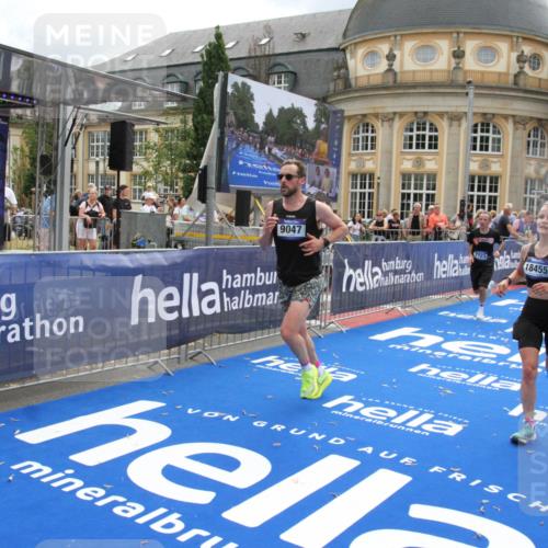 29.06.2025 - hella hamburg halbmarathon Michael Strokosch http://msf.ph/oto/8463159 29.06.2025 10:33:21 Ziel 1959, 4679, 7723, 9047, 14167, 16881, 17175, 18455 meine-sportfotos.de