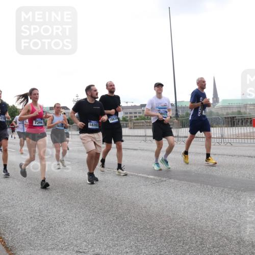 29.06.2025 - hella hamburg halbmarathon Lena Gebhardt http://msf.ph/oto/8463274 29.06.2025 10:32:08 Lombardsbrücke 7570, 1275, 7344, 18838, 18931, 16200, 18283, 1235, 1311, 1373, 1879, 1987, 2349, 2384, 2672, 2831, 2832, 2943, 3022, 3221, 3239, 3358, 3365, 3396, 3397, 3424, 3571, 3681, 3707, 3751, 3752, 3778, 3822, 4314, 4365, 4605, 4857, 4877, 4924, 5156, 5496, 5601, 5658, 5743, 6160, 6218, 6252, 6718, 6727, 7135, 7239, 7295, 7334, 7344, 7535, 7570, 7695, 7789, 7816, 7898, 8124, 8127, 8175, 8304, 8538, 8620, 8787, 8806, 8914, 8993, 9078, 9104, 9125, 9206, 9478 meine-sportfotos.de