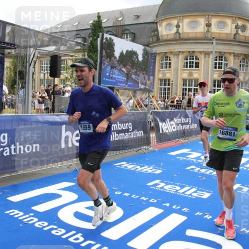 29.06.2025 - hella hamburg halbmarathon Michael Strokosch http://msf.ph/oto/8463325 29.06.2025 10:33:24 Ziel 1959, 4679, 7723, 9047, 16881, 17056, 17489, 18455 meine-sportfotos.de