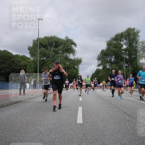 29.06.2025 - hella hamburg halbmarathon Luisa Fischer http://msf.ph/oto/8463326 29.06.2025 10:40:16 Kennedybrücke 1836, 2520, 12463, 148, 56, 1118, 1253, 1488, 1490, 1597, 1952, 2552, 3165, 3714, 3873, 5560, 5786, 6804, 7202, 7235, 7707, 7823, 8257, 8258, 8315, 10024, 10112 meine-sportfotos.de