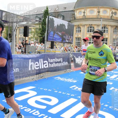 29.06.2025 - hella hamburg halbmarathon Michael Strokosch http://msf.ph/oto/8463344 29.06.2025 10:33:24 Ziel 1959, 4679, 7723, 9047, 16881, 17056, 17489, 18455 meine-sportfotos.de
