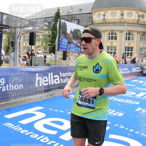29.06.2025 - hella hamburg halbmarathon Michael Strokosch http://msf.ph/oto/8463376 29.06.2025 10:33:24 Ziel 1959, 4679, 7723, 9047, 16881, 17056, 17489, 18455 meine-sportfotos.de