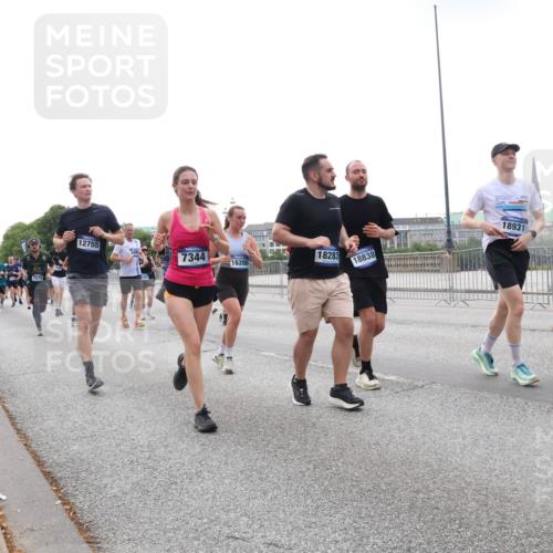 29.06.2025 - hella hamburg halbmarathon Lena Gebhardt http://msf.ph/oto/8463378 29.06.2025 10:32:09 Lombardsbrücke 12755, 384, 7344, 16200, 18283, 18838, 18931, 1235, 1311, 1373, 1879, 1987, 2349, 2384, 2672, 2831, 2832, 2943, 3022, 3221, 3239, 3358, 3365, 3396, 3397, 3424, 3571, 3681, 3707, 3751, 3752, 3778, 3822, 4314, 4365, 4605, 4857, 4877, 4924, 5156, 5496, 5601, 5658, 5743, 6160, 6218, 6252, 6718, 6727, 7135, 7239, 7295, 7334, 7344, 7468, 7535, 7570, 7695, 7789, 7816, 7898, 8124, 8127, 8175, 8303, 8304, 8538, 8620, 8787, 8806, 8840, 8914, 8993, 9078, 9104, 9125, 9206, 9478 meine-sportfotos.de