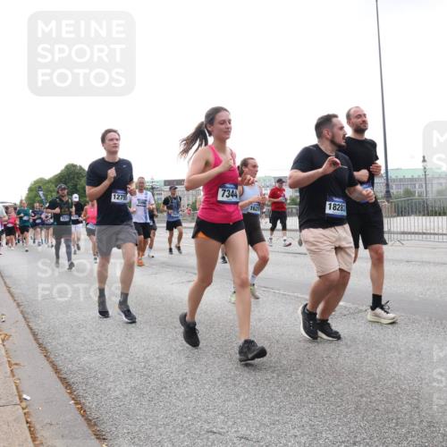 29.06.2025 - hella hamburg halbmarathon Lena Gebhardt http://msf.ph/oto/8463399 29.06.2025 10:32:09 Lombardsbrücke 1795, 7570, 5156, 7344, 18283, 12755, 1620, 18931, 1235, 1311, 1373, 1879, 1987, 2349, 2384, 2672, 2831, 2832, 2943, 3022, 3221, 3239, 3358, 3365, 3396, 3397, 3424, 3571, 3681, 3707, 3751, 3752, 3778, 3822, 4314, 4365, 4605, 4857, 4877, 4924, 5156, 5496, 5601, 5658, 5743, 6160, 6218, 6252, 6718, 6727, 7135, 7239, 7295, 7334, 7344, 7468, 7535, 7570, 7695, 7789, 7816, 7898, 8124, 8127, 8175, 8303, 8304, 8538, 8620, 8787, 8806, 8840, 8914, 8993, 9078, 9104, 9125, 9206, 9478 meine-sportfotos.de