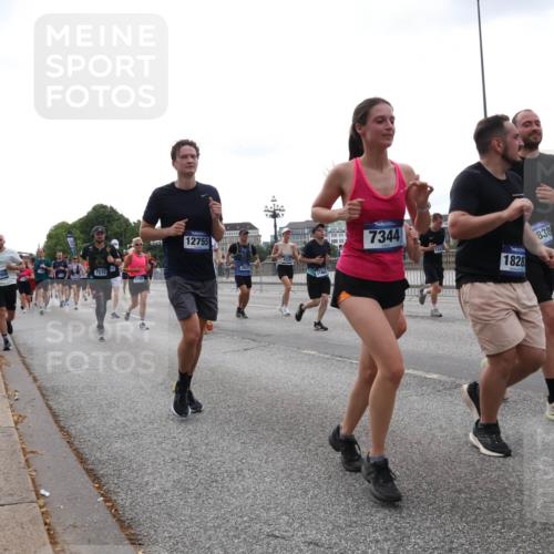 29.06.2025 - hella hamburg halbmarathon Lena Gebhardt http://msf.ph/oto/8463420 29.06.2025 10:32:09 Lombardsbrücke 7570, 5156, 12755, 3822, 7344, 1828, 838, 1235, 1311, 1373, 1879, 1987, 2349, 2384, 2672, 2831, 2832, 2943, 3022, 3221, 3239, 3358, 3365, 3396, 3397, 3424, 3571, 3681, 3707, 3751, 3752, 3778, 3822, 4314, 4365, 4605, 4857, 4877, 4924, 5156, 5496, 5601, 5658, 5743, 6160, 6218, 6252, 6718, 6727, 7135, 7239, 7295, 7334, 7344, 7468, 7535, 7570, 7695, 7789, 7816, 7898, 8124, 8127, 8175, 8303, 8304, 8538, 8620, 8787, 8806, 8840, 8914, 8993, 9078, 9104, 9125, 9206, 9478 meine-sportfotos.de