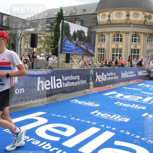 29.06.2025 - hella hamburg halbmarathon Michael Strokosch http://msf.ph/oto/8463429 29.06.2025 10:33:25 Ziel 1959, 4679, 7723, 8956, 16881, 17056, 17489 meine-sportfotos.de
