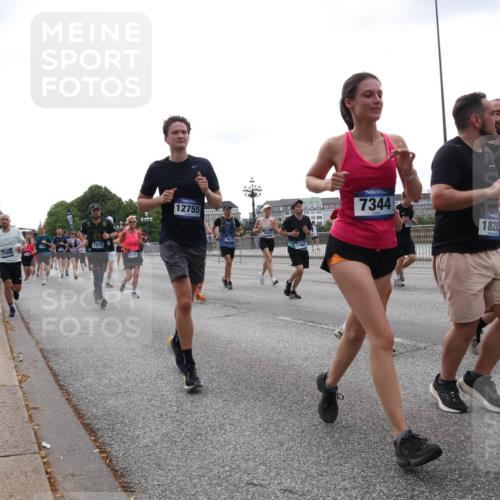 29.06.2025 - hella hamburg halbmarathon Lena Gebhardt http://msf.ph/oto/8463438 29.06.2025 10:32:09 Lombardsbrücke 7570, 5154, 12755, 3822, 7344, 1828, 938, 1235, 1311, 1373, 1879, 1987, 2349, 2384, 2672, 2831, 2832, 2943, 3022, 3221, 3239, 3358, 3365, 3396, 3397, 3424, 3571, 3681, 3707, 3751, 3752, 3778, 3822, 4314, 4365, 4605, 4857, 4877, 4924, 5156, 5496, 5601, 5658, 5743, 6160, 6218, 6252, 6718, 6727, 7135, 7239, 7295, 7334, 7344, 7468, 7535, 7570, 7695, 7789, 7816, 7898, 8124, 8127, 8175, 8303, 8304, 8538, 8620, 8787, 8806, 8840, 8914, 8993, 9078, 9104, 9125, 9206, 9478 meine-sportfotos.de