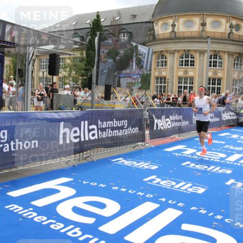 29.06.2025 - hella hamburg halbmarathon Michael Strokosch http://msf.ph/oto/8463473 29.06.2025 10:33:28 Ziel 4602, 8956, 15326, 17056, 17489, 18731 meine-sportfotos.de