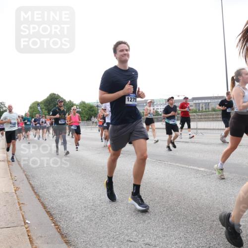 29.06.2025 - hella hamburg halbmarathon Lena Gebhardt http://msf.ph/oto/8463476 29.06.2025 10:32:10 Lombardsbrücke 17958, 7570, 5156, 1275, 734, 1235, 1311, 1373, 1640, 1879, 1987, 2349, 2384, 2672, 2831, 2832, 2943, 3022, 3221, 3239, 3358, 3365, 3571, 3707, 3751, 3752, 3778, 3822, 4314, 4365, 4605, 4857, 4877, 4924, 5156, 5496, 5601, 5658, 5743, 5941, 6160, 6218, 6252, 6718, 6727, 7135, 7239, 7295, 7334, 7344, 7468, 7535, 7570, 7695, 7789, 7816, 7898, 8124, 8127, 8175, 8303, 8304, 8538, 8620, 8625, 8787, 8806, 8840, 8914, 8993, 9078, 9104, 9125, 9206, 9478 meine-sportfotos.de