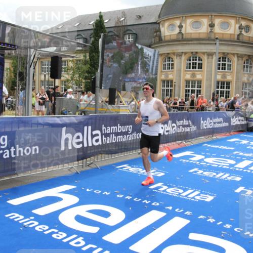 29.06.2025 - hella hamburg halbmarathon Michael Strokosch http://msf.ph/oto/8463515 29.06.2025 10:33:29 Ziel 4602, 8956, 15326, 16931, 17056, 17489, 18731 meine-sportfotos.de