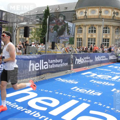 29.06.2025 - hella hamburg halbmarathon Michael Strokosch http://msf.ph/oto/8463584 29.06.2025 10:33:30 Ziel 4602, 8956, 15326, 16931, 17056, 17489, 18731 meine-sportfotos.de