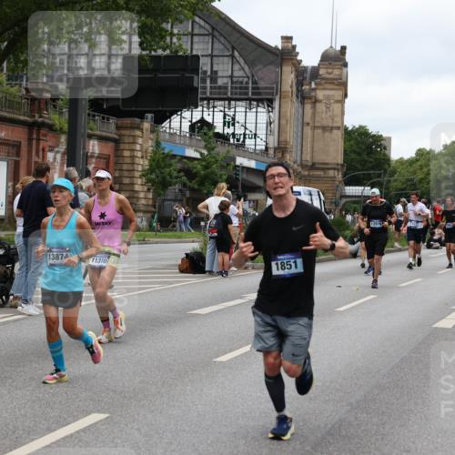 29.06.2025 - hella hamburg halbmarathon Yannick Fuchs http://msf.ph/oto/8463588 29.06.2025 10:56:57 20KM 1114, 1126, 1194, 1420, 1427, 1531, 1851, 1881, 2447, 2582, 2683, 2911, 3001, 3182, 3248, 3625, 3740, 4389, 4511, 4538, 5058, 5653, 5708, 5763, 6142, 6311, 6602, 6966, 7453, 8068, 8176, 8478, 8721, 9306, 9554, 11310, 11402, 12004, 12008, 12571, 12836, 12978, 13739, 13874, 13939, 14348, 14677, 14917, 16371, 16420, 16540, 17045, 17096, 17119, 17142, 17818, 18359, 18382, 18530, 18999, 19241 meine-sportfotos.de
