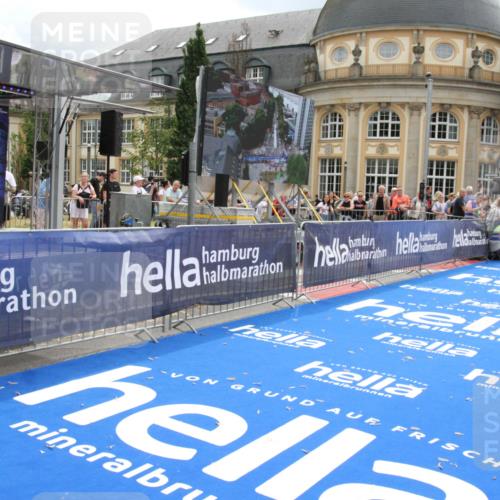 29.06.2025 - hella hamburg halbmarathon Michael Strokosch http://msf.ph/oto/8463611 29.06.2025 10:33:30 Ziel 4602, 8956, 15326, 16931, 17056, 17489, 18731 meine-sportfotos.de