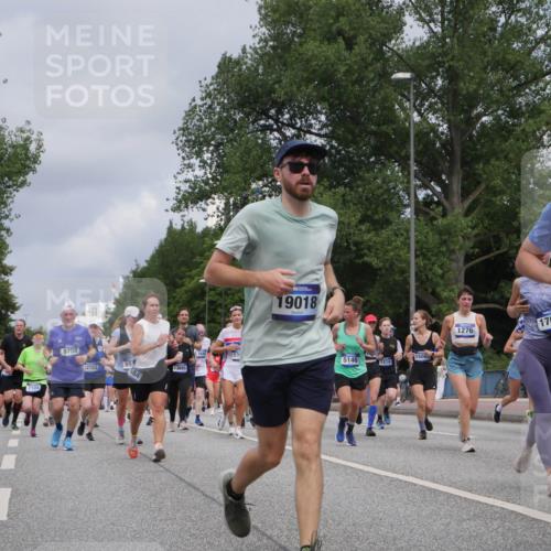 29.06.2025 - hella hamburg halbmarathon Luisa Fischer http://msf.ph/oto/8463625 29.06.2025 10:40:30 Kennedybrücke 2104, 8758, 12103, 59, 584, 13695, 5640, 19018, 5146, 1819, 1508, 1276, 17688, 4733, 1022, 1276, 1339, 1819, 2104, 2199, 2272, 3230, 4347, 4618, 4733, 5146, 5224, 5640, 5940, 6243, 6584, 6821, 8758, 9054, 9055, 10476, 10762, 10798 meine-sportfotos.de