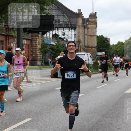 29.06.2025 - hella hamburg halbmarathon Yannick Fuchs http://msf.ph/oto/8463700 29.06.2025 10:56:57 20KM 1114, 1126, 1194, 1420, 1427, 1531, 1851, 1881, 2447, 2582, 2683, 2911, 3001, 3182, 3248, 3625, 3740, 4389, 4511, 4538, 5058, 5653, 5708, 5763, 6142, 6311, 6602, 6966, 7453, 8068, 8176, 8478, 8721, 9306, 9554, 11310, 11402, 12004, 12008, 12571, 12836, 12978, 13739, 13874, 13939, 14348, 14677, 14917, 16371, 16420, 16540, 17045, 17096, 17119, 17142, 17818, 18359, 18382, 18530, 18999, 19241 meine-sportfotos.de
