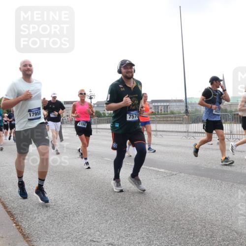29.06.2025 - hella hamburg halbmarathon Lena Gebhardt http://msf.ph/oto/8463704 29.06.2025 10:32:12 Lombardsbrücke 1116, 17958, 776, 5156, 7570, 3822, 1311, 1373, 1640, 1987, 2349, 2384, 2672, 2831, 2832, 2943, 3022, 3221, 3239, 3358, 3365, 3653, 3707, 3751, 3752, 3778, 3822, 4314, 4365, 4605, 4857, 4877, 4924, 5156, 5496, 5601, 5658, 5743, 5941, 6160, 6218, 6252, 6312, 6315, 6718, 6727, 7135, 7239, 7295, 7334, 7344, 7468, 7535, 7570, 7695, 7702, 7789, 7816, 7898, 8124, 8127, 8175, 8303, 8304, 8538, 8620, 8625, 8787, 8840, 8914, 8993, 9078, 9125, 9206, 9478, 10002 meine-sportfotos.de