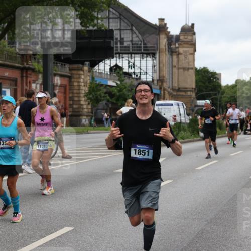 29.06.2025 - hella hamburg halbmarathon Yannick Fuchs http://msf.ph/oto/8463710 29.06.2025 10:56:57 20KM 1114, 1126, 1194, 1420, 1427, 1531, 1851, 1881, 2447, 2582, 2683, 2911, 3001, 3182, 3248, 3625, 3740, 4389, 4511, 4538, 5058, 5653, 5708, 5763, 6142, 6311, 6602, 6966, 7453, 8068, 8176, 8478, 8721, 9306, 9554, 11310, 11402, 12004, 12008, 12571, 12836, 12978, 13739, 13874, 13939, 14348, 14677, 14917, 16371, 16420, 16540, 17045, 17096, 17119, 17142, 17818, 18359, 18382, 18530, 18999, 19241 meine-sportfotos.de
