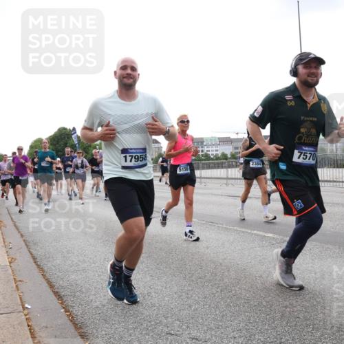 29.06.2025 - hella hamburg halbmarathon Lena Gebhardt http://msf.ph/oto/8463740 29.06.2025 10:32:12 Lombardsbrücke 11168, 17958, 5156, 2384, 7570, 8620, 13822, 1311, 1373, 1640, 1987, 2349, 2384, 2672, 2831, 2832, 2943, 3022, 3221, 3239, 3358, 3365, 3653, 3707, 3751, 3752, 3778, 3822, 4314, 4365, 4605, 4857, 4877, 4924, 5156, 5496, 5601, 5658, 5743, 5941, 6160, 6218, 6252, 6312, 6315, 6718, 6727, 7135, 7239, 7295, 7334, 7344, 7468, 7535, 7570, 7695, 7702, 7789, 7816, 7898, 8124, 8127, 8175, 8303, 8304, 8538, 8620, 8625, 8787, 8840, 8914, 8993, 9078, 9125, 9206, 9478, 10002 meine-sportfotos.de