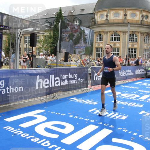 29.06.2025 - hella hamburg halbmarathon Michael Strokosch http://msf.ph/oto/8463805 29.06.2025 10:33:32 Ziel 4602, 8956, 15326, 16931, 17056, 17489, 18731, 18854 meine-sportfotos.de