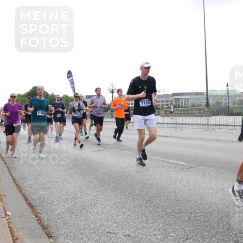 29.06.2025 - hella hamburg halbmarathon Lena Gebhardt http://msf.ph/oto/8463817 29.06.2025 10:32:14 Lombardsbrücke 11168, 17073, 1419, 17072, 7789, 5156, 2384, 1311, 1373, 1640, 1987, 2349, 2384, 2672, 2832, 2943, 3022, 3221, 3239, 3358, 3365, 3653, 3707, 3751, 3752, 3778, 3822, 4314, 4365, 4605, 4857, 4877, 4924, 5156, 5496, 5601, 5658, 5743, 5783, 5941, 6218, 6228, 6252, 6312, 6315, 6718, 6727, 7135, 7239, 7295, 7344, 7468, 7535, 7570, 7695, 7702, 7789, 7816, 7898, 8124, 8127, 8175, 8303, 8538, 8625, 8787, 8840, 8914, 8993, 9078, 9125, 9206, 10002 meine-sportfotos.de