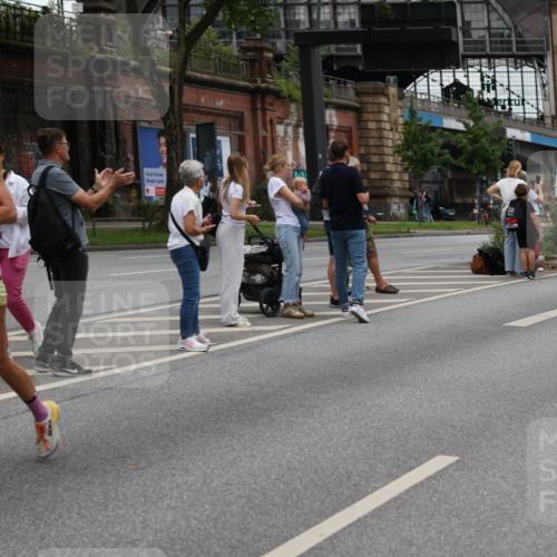 29.06.2025 - hella hamburg halbmarathon Yannick Fuchs http://msf.ph/oto/8463843 29.06.2025 10:56:59 20KM 1114, 1126, 1194, 1420, 1427, 1531, 1851, 1881, 2447, 2582, 2683, 2911, 3001, 3182, 3248, 3625, 4389, 4511, 4538, 4665, 5058, 5511, 5653, 5708, 5763, 6142, 6311, 6602, 6966, 7453, 8068, 8176, 8478, 8721, 9306, 9554, 9899, 11310, 11402, 12004, 12008, 12571, 12836, 12978, 13739, 13874, 13939, 14348, 14677, 14917, 16371, 16420, 16540, 17045, 17096, 17119, 17142, 17818, 17890, 18359, 18382, 18452, 18530, 18999, 19241 meine-sportfotos.de