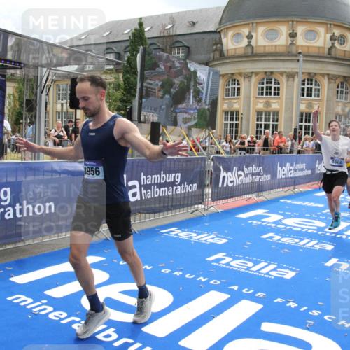 29.06.2025 - hella hamburg halbmarathon Michael Strokosch http://msf.ph/oto/8463897 29.06.2025 10:33:32 Ziel 4602, 8956, 15326, 16931, 17056, 17489, 18731, 18854 meine-sportfotos.de