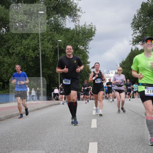 29.06.2025 - hella hamburg halbmarathon Luisa Fischer http://msf.ph/oto/8463931 29.06.2025 10:40:36 Kennedybrücke 1954, 189, 1, 4618, 2104, 1276, 1339, 1819, 2104, 2199, 2272, 2480, 4347, 4442, 4618, 5146, 5640, 5940, 6243, 6584, 6821, 7085, 7544, 8758, 10476 meine-sportfotos.de