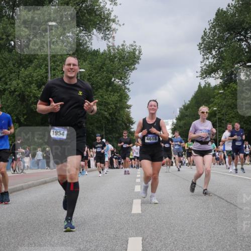 29.06.2025 - hella hamburg halbmarathon Luisa Fischer http://msf.ph/oto/8463974 29.06.2025 10:40:37 Kennedybrücke 18918, 1954, 8498, 4618, 124, 14202, 8843, 24, 1339, 1819, 2104, 2272, 2480, 4347, 4442, 4618, 5146, 5640, 5940, 6243, 6584, 6821, 7085, 7544, 8758, 9288, 10159, 10476 meine-sportfotos.de