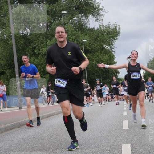29.06.2025 - hella hamburg halbmarathon Luisa Fischer http://msf.ph/oto/8463993 29.06.2025 10:40:38 Kennedybrücke 189, 1954, 77, 4618, 1339, 1819, 2104, 2272, 2480, 4347, 4442, 4618, 5640, 5940, 6243, 6821, 7085, 7544, 8758, 8843, 9288, 10159 meine-sportfotos.de