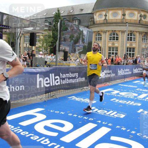 29.06.2025 - hella hamburg halbmarathon Michael Strokosch http://msf.ph/oto/8463996 29.06.2025 10:33:34 Ziel 4602, 8312, 8956, 15326, 16931, 18731, 18854 meine-sportfotos.de