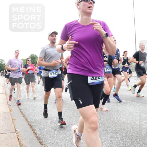 29.06.2025 - hella hamburg halbmarathon Lena Gebhardt http://msf.ph/oto/8464088 29.06.2025 10:32:16 Lombardsbrücke 17073, 072, 13026, 5743, 5221, 7535, 239, 1199, 1311, 1640, 1987, 2349, 2384, 2672, 2943, 3022, 3221, 3239, 3358, 3365, 3653, 3707, 3751, 3752, 3778, 3822, 4314, 4365, 4605, 4857, 4877, 4924, 5156, 5496, 5601, 5658, 5743, 5783, 5871, 5941, 6218, 6228, 6252, 6312, 6315, 6718, 6727, 7135, 7239, 7295, 7344, 7468, 7535, 7570, 7695, 7702, 7789, 7816, 7898, 8124, 8127, 8175, 8303, 8538, 8625, 8787, 8840, 8914, 8993, 9125, 9206, 10002 meine-sportfotos.de