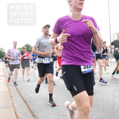 29.06.2025 - hella hamburg halbmarathon Lena Gebhardt http://msf.ph/oto/8464116 29.06.2025 10:32:16 Lombardsbrücke 17073, 5, 7239, 7072, 13026, 5743, 324, 1199, 1311, 1640, 1987, 2349, 2384, 2672, 2943, 3022, 3221, 3239, 3358, 3365, 3653, 3707, 3751, 3752, 3778, 3822, 4314, 4365, 4605, 4857, 4877, 4924, 5156, 5496, 5601, 5658, 5743, 5783, 5871, 5941, 6218, 6228, 6252, 6312, 6315, 6718, 6727, 7135, 7239, 7295, 7344, 7468, 7535, 7570, 7695, 7702, 7789, 7816, 7898, 8124, 8127, 8175, 8303, 8538, 8625, 8787, 8840, 8914, 8993, 9125, 9206, 10002 meine-sportfotos.de