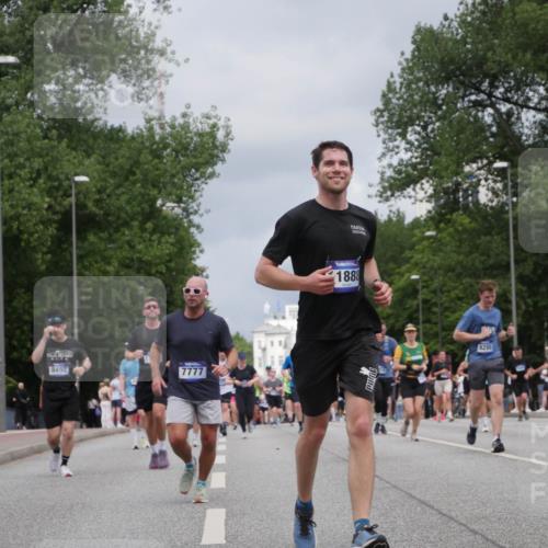 29.06.2025 - hella hamburg halbmarathon Luisa Fischer http://msf.ph/oto/8464132 29.06.2025 10:40:42 Kennedybrücke 8498, 7777, 11980, 1888, 9288, 10159, 1339, 1799, 2016, 2031, 2480, 4442, 4618, 5640, 6243, 7085, 7544, 8499, 8843, 9288, 10159 meine-sportfotos.de